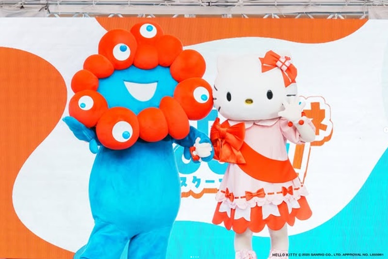 大阪萬博開展前吉祥物脈脈與Hello Kitty在大阪美國村舉辦造勢宣傳活動。(圖／日本大阪·關西世博會，以下同)