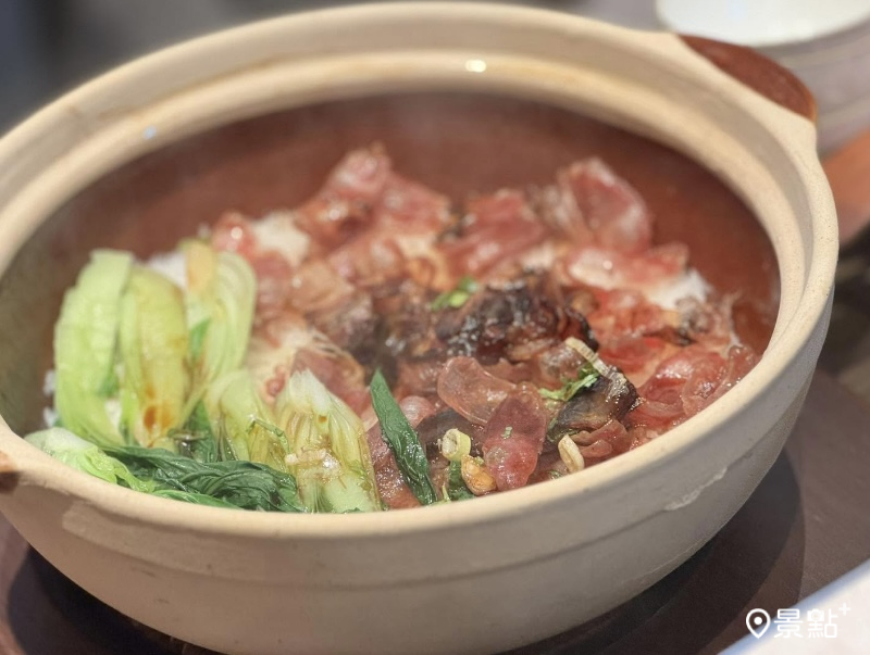 「雙臘煲仔飯」透過砂鍋燜煮與高粱點火儀式，鎖住臘味油脂香氣。（圖 / 景點+ 張盈盈）