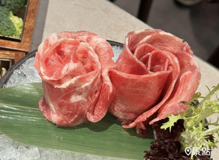 紐西蘭牛舌以玫瑰花擺盤呈現，可以整朵玫瑰花放進鍋中煮，擁有視覺上的趣味。（圖 / 景點+ 張盈盈）