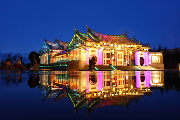 夜間時分，廟身主體點亮LED燈炫彩奪目，非常漂亮。(圖／玻璃媽祖廟)