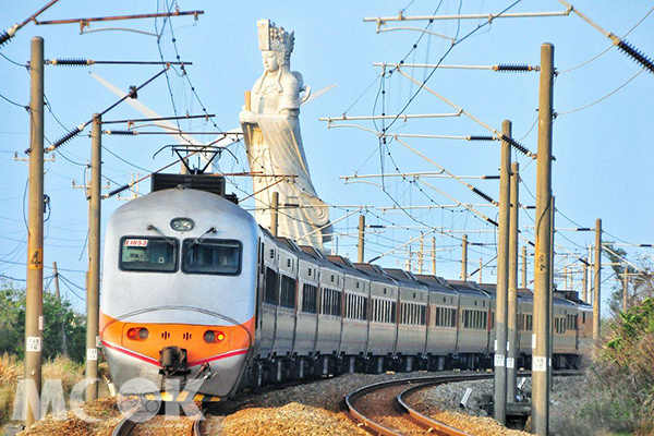 後龍清海宮媽祖神像彷彿坐火車出巡的景致。 (圖/黃風)