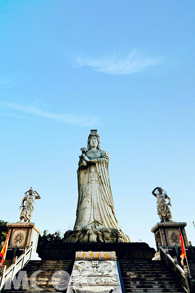 五龍宮媽祖神像基座是以161塊青斗石所砌成,主神則是用299塊花崗石組合而成 。(圖/黃風)