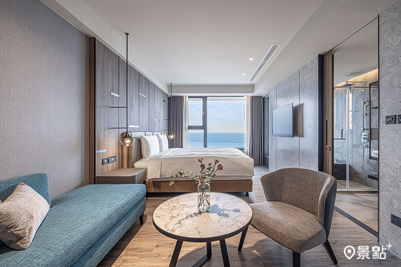 沁海館行政豪華海景房內選用溫潤色調，日光從大片落地窗灑落，光影變幻如時間緩慢流動。