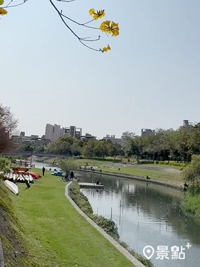 園區不僅是賞花與休憩的好地方，也是輕艇運動訓練基地。（圖 / cheriechang1217)