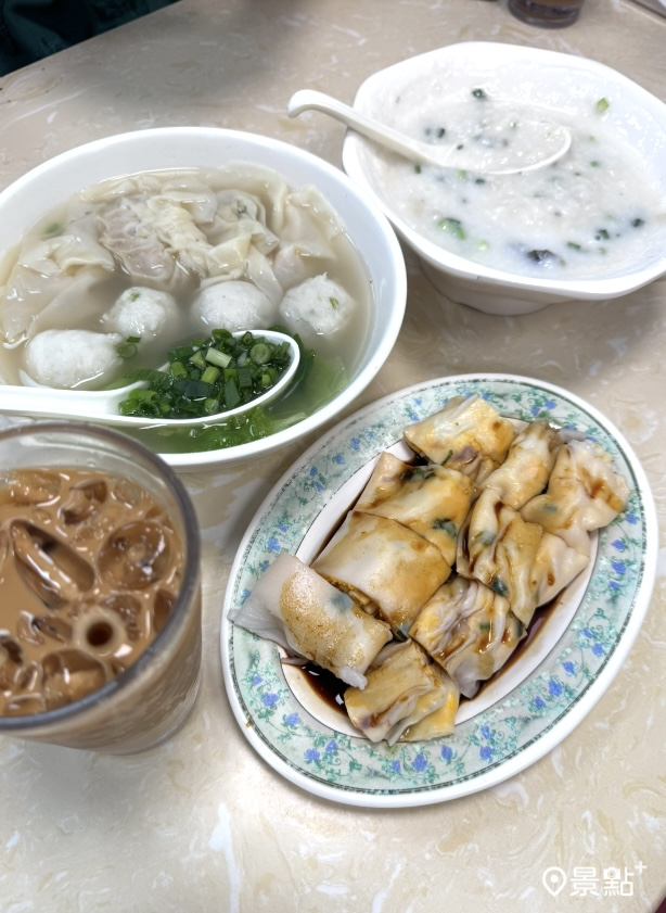 在香港吃在地美食也是旅遊的一大重點，圖為富景清香麵家的餐點。(圖／景點+ 張盈盈)