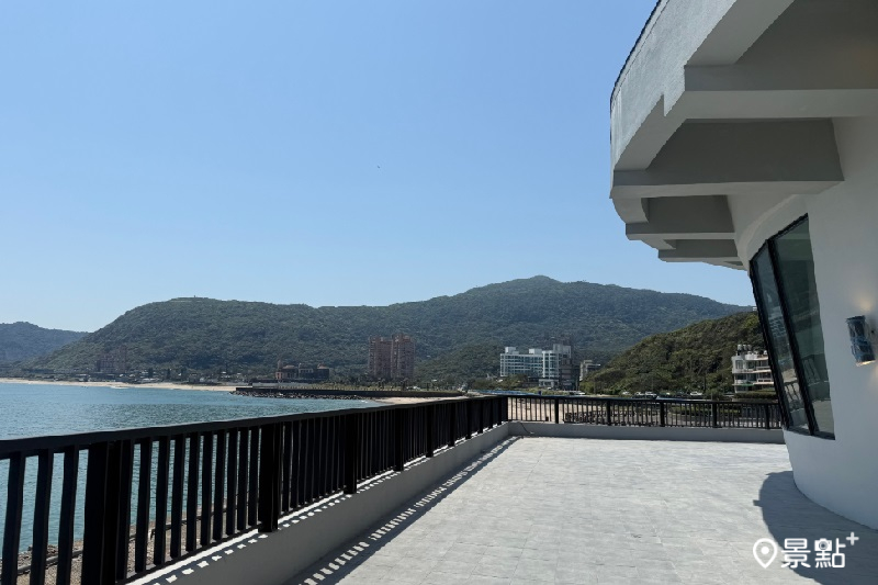 龜吼漁夫市集二樓戶外觀海平台 可以眺望維納斯海岸線。