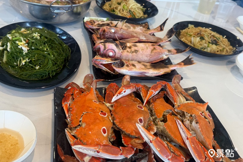 龜吼漁夫市集二樓熟食攤提供各式美味海鮮料理。