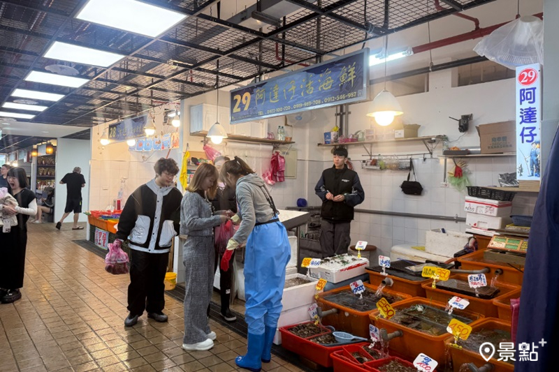 龜吼漁夫市集販售漁港現撈海鮮。
