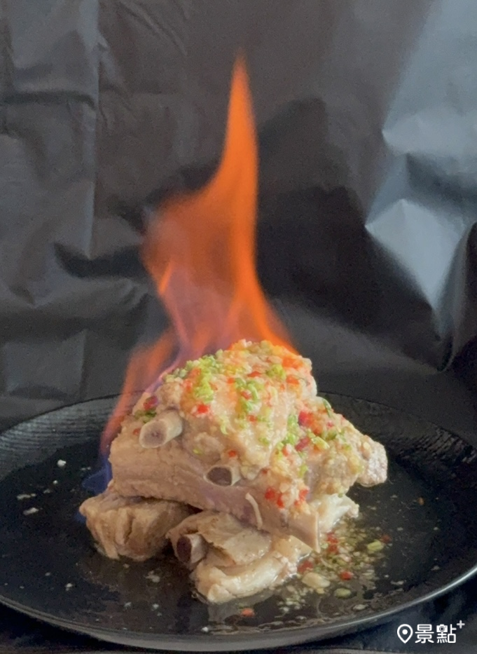 招牌菜色「小火山排骨」點火秀相當吸睛。