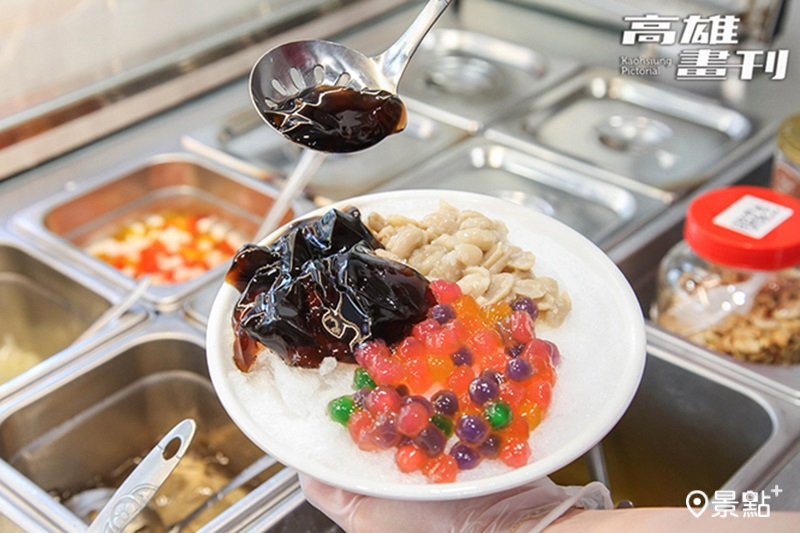 傳統八寶冰、四菓冰之外，有超過20種配料可自由搭配，刨冰也有清冰與牛奶冰可選擇。