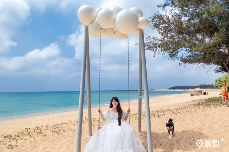 林投公園沙灘上全新設置的雲朵鞦韆造景，吸引人前往拍照卡。（圖／molly888666）