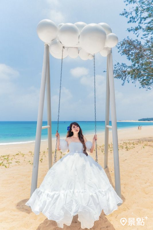 於2025年5月4日拍攝的林投公園沙灘雲朵鞦韆造景。（圖／molly888666，以下同）