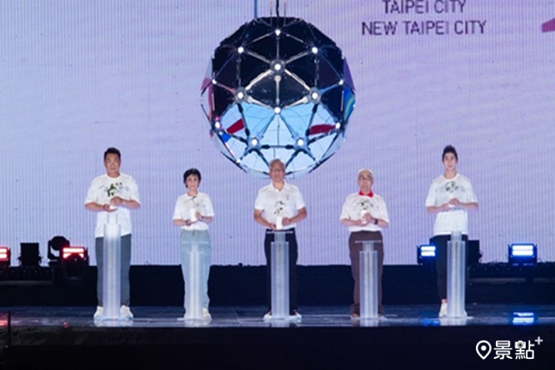 5位聖火代表現身於舞台。