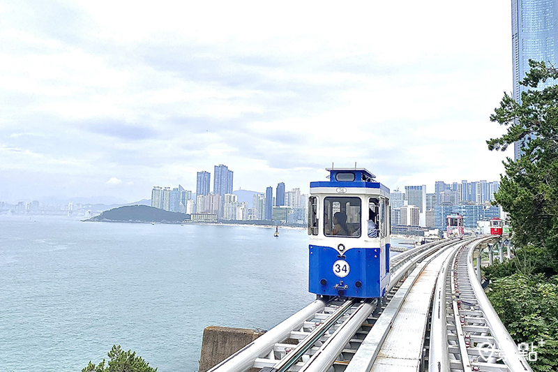 雄獅旅遊首發團將搭乘低碳慢旅鐵道「海雲台海岸列車」。