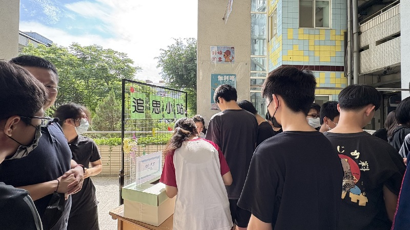 三峽國中設置小站為受傷同學加油祝福。