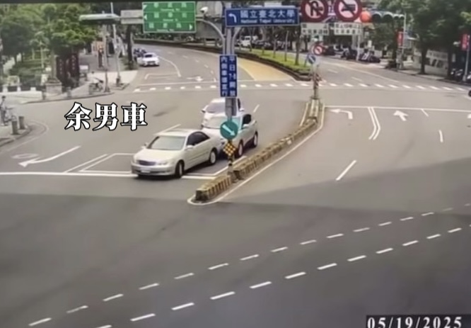 余男車倒車撞到後面車輛，但仍向前左轉急駛。