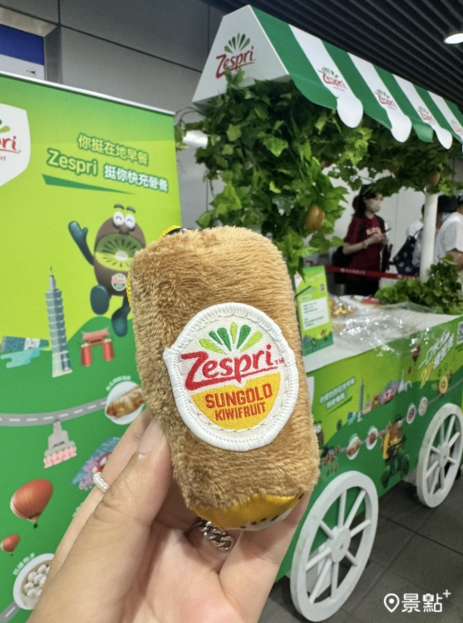 大安站活動處贈送Zespri奇異果造型購物袋的畫面。