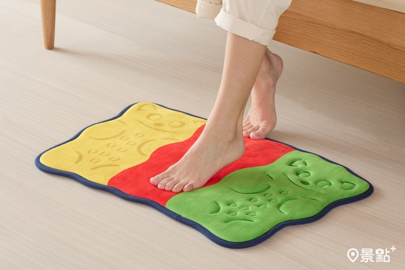 柔軟記憶棉踏墊上有復古風Q 彈小熊圖案。