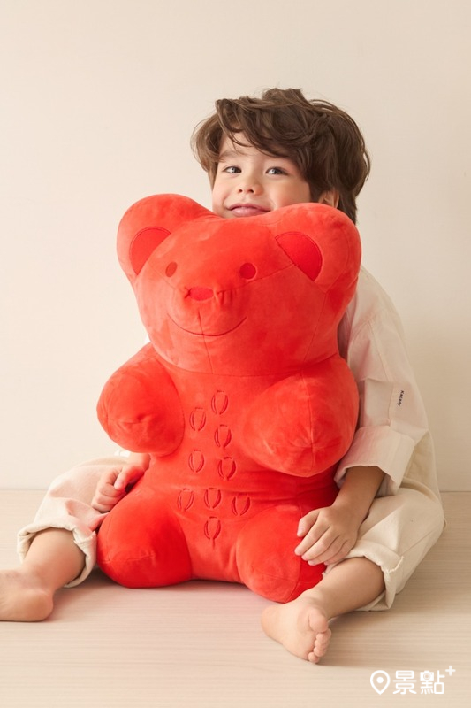 經典小熊軟糖化身48cm超大抱枕，萌樣十足。