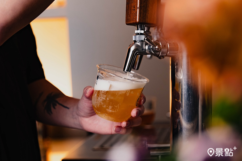 吧台供應生啤酒與無酒精、有酒精雞尾酒，每杯160元起。