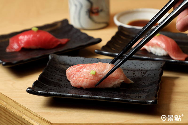 精選每尾50公斤至60公斤黑鮪魚現點現做，鮪魚握壽司價格100元～180元不等。