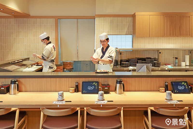 板前共12座位，可感受猶如高級壽司店的職人現點現握體驗。