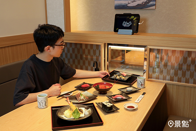 半個室包廂以平板點餐,並用獨立直送軌道送餐。