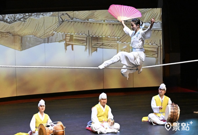 安城男寺黨表演團。