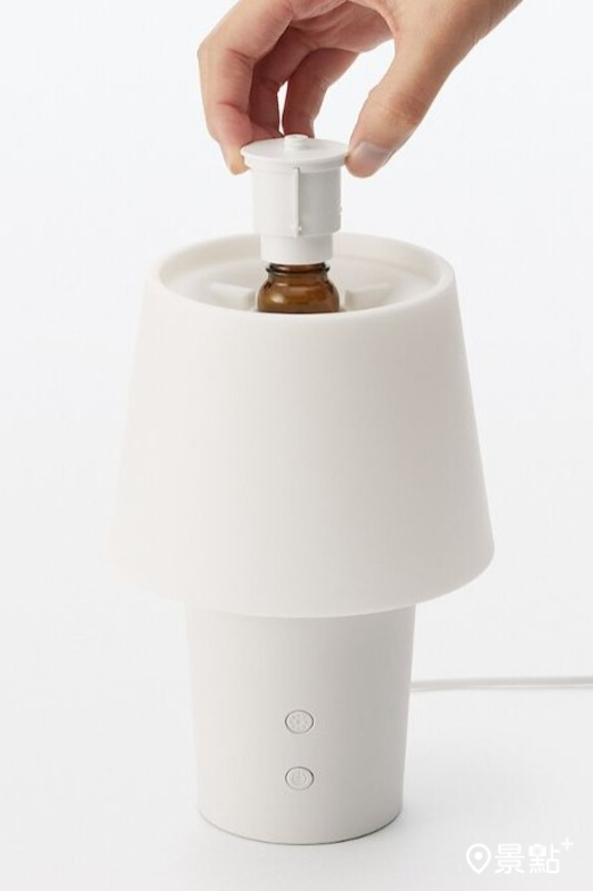 MUJI無水香氛機只需將精油瓶裝入即可使用，十分方便。