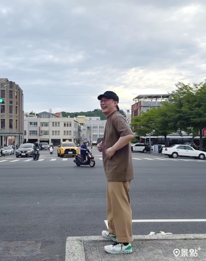 路口作勢指揮交通的陳奕迅自己也忍不住回頭大笑。
