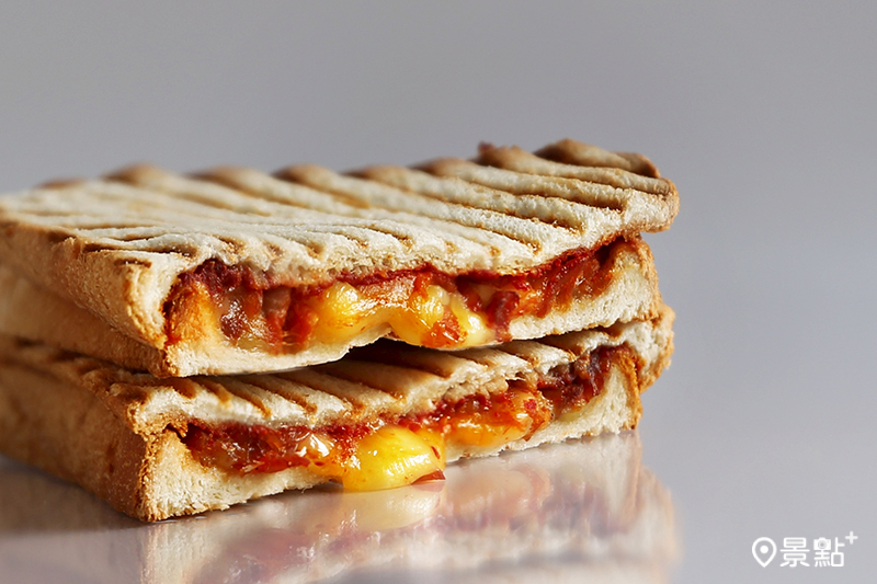 AMG 紅炎辣醬烤雞三明治。