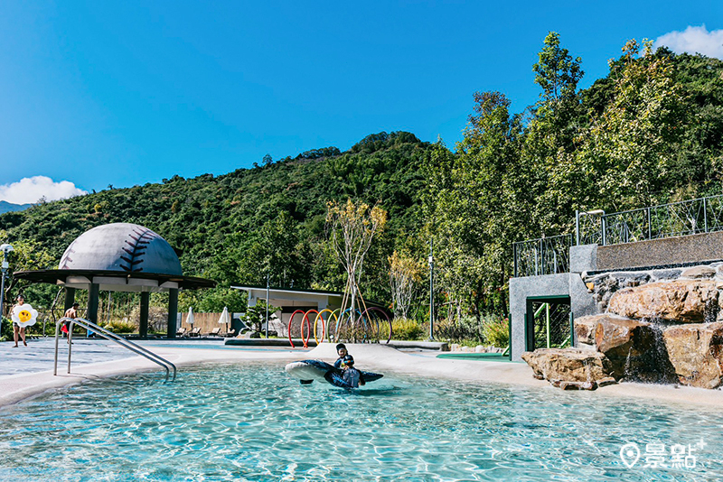 紅葉谷溫泉戲水區依山而建，打造出適合全齡共享的親水場域。