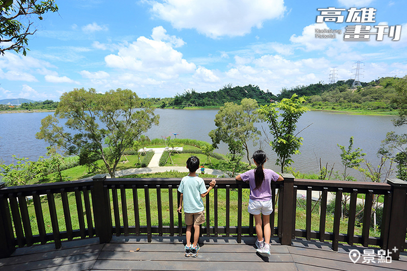 從瞭望臺眺望，湖面波光粼粼，與四周盎然綠意交織成一幅絢麗畫面，景色如詩如畫，令人流連忘返。