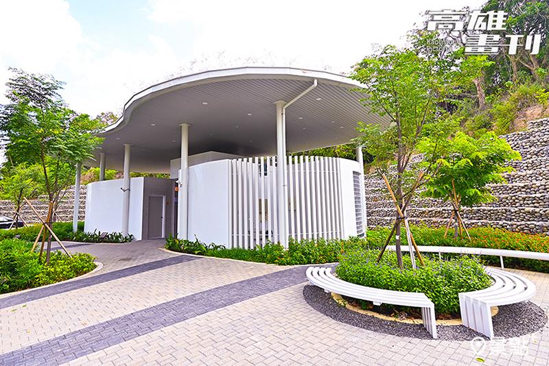 南入口廣場新設置了停車場與公廁，同時保留原有的三株芒果樹，營造出兼具便利與綠意的休憩空間。