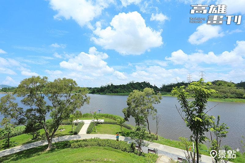 觀音湖原名總督埤，面積達30公頃，湖水清澈平靜，蘊藏豐富的生態，也是眾多候鳥棲息的樂園。