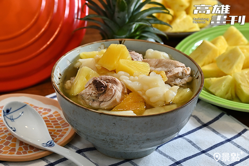 鳳梨苦瓜雞湯，是一道夏日清熱降火的美味湯品。