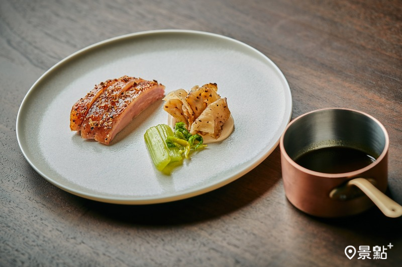 Restaurant Allen招牌菜「香煎小羊腰肉佐在地穀物與春季野菜」，呈現韓國四季的美感與風味。