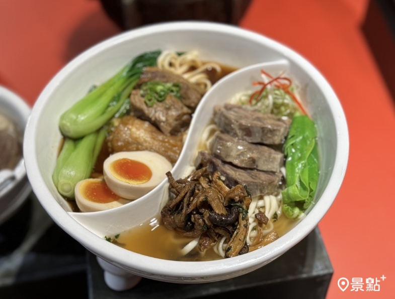 故宮晶華獨家鴛鴦鼎食牛肉麵780元。