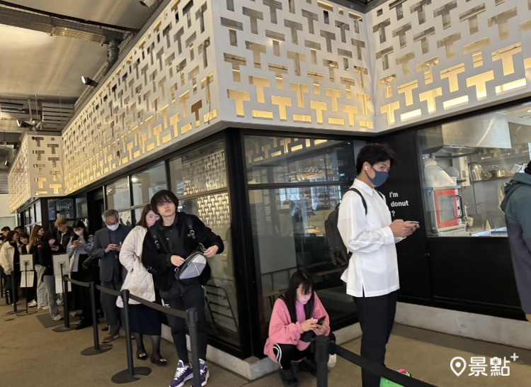 I’m donut?東京中目黑店大批排隊等候購買甜甜圈的人潮。(圖／景點+張盈盈)
