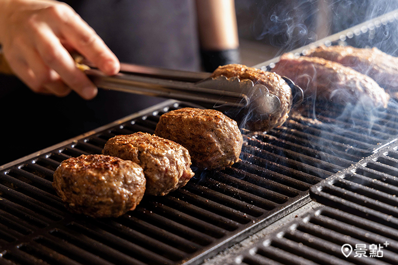 職人專業掌控，炭火燒烤不同肉品漢堡排。