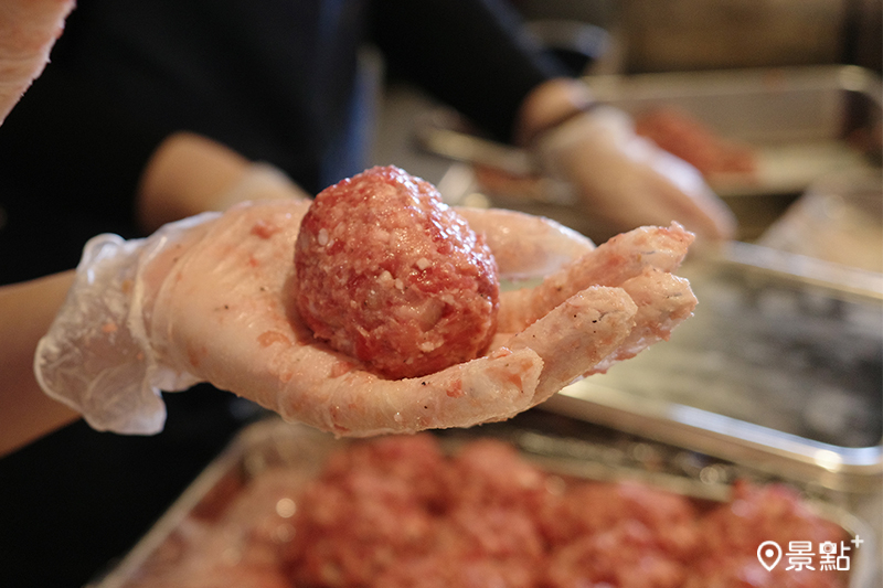 手工現打漢堡排。