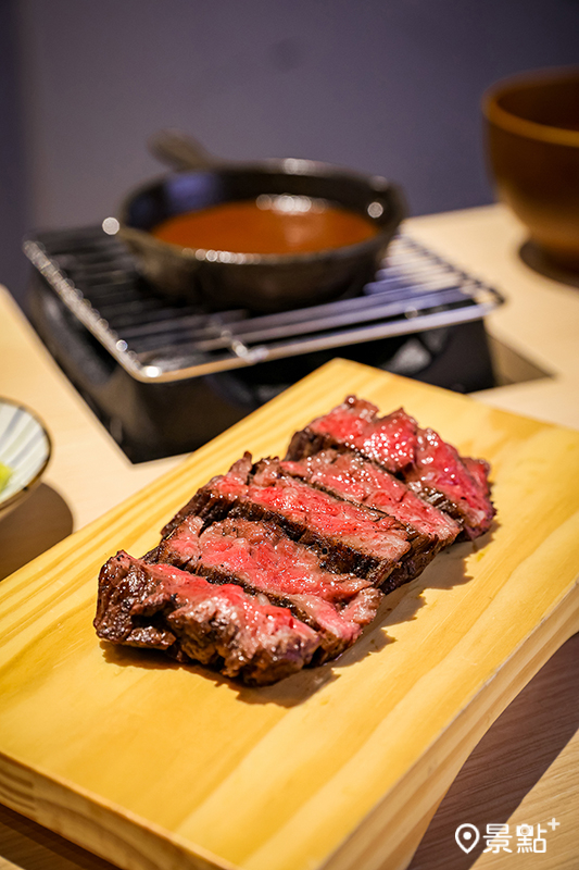 牛腹最精華部位的炭火牛橫膈膜排。