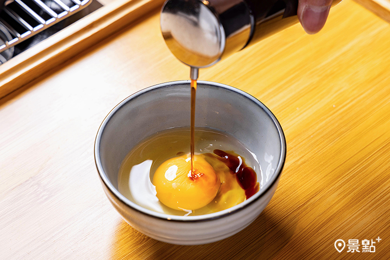 「大武山牧場」生食級雞蛋，淋上「漢堡排 嘉」秘製高湯醬油。