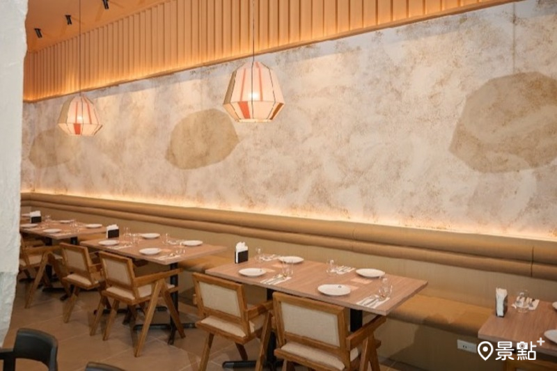 SALT STONE南港餐廳規劃了較多面窗的單人座位。