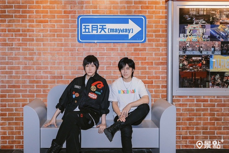 五月天怪獸和阿信坐在復刻《人生海海》專輯的長椅上回憶過往。