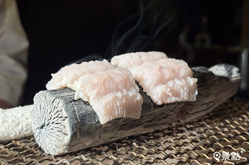 長岡主廚重視五感體驗，板前用菊炭淺炙魚皮，聲響與香氣勾人食欲。