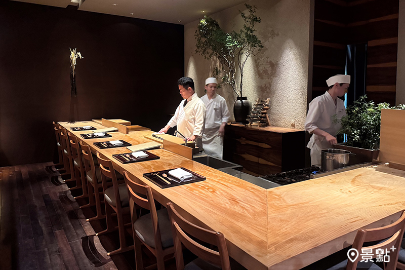 「日本料理長岡」店內板前僅10席，以銀杏木與天然素材打造新派日式美感。