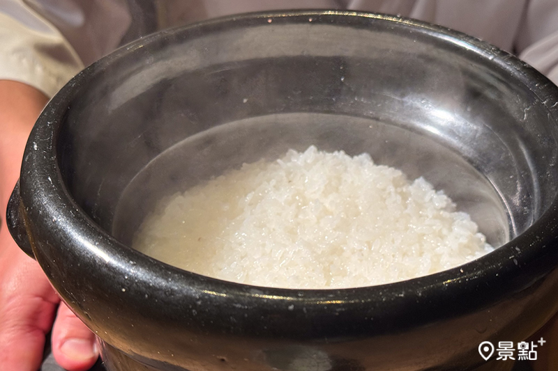 剛開鍋的米粒晶瑩剔透，為食事環節增添特別的儀式感。