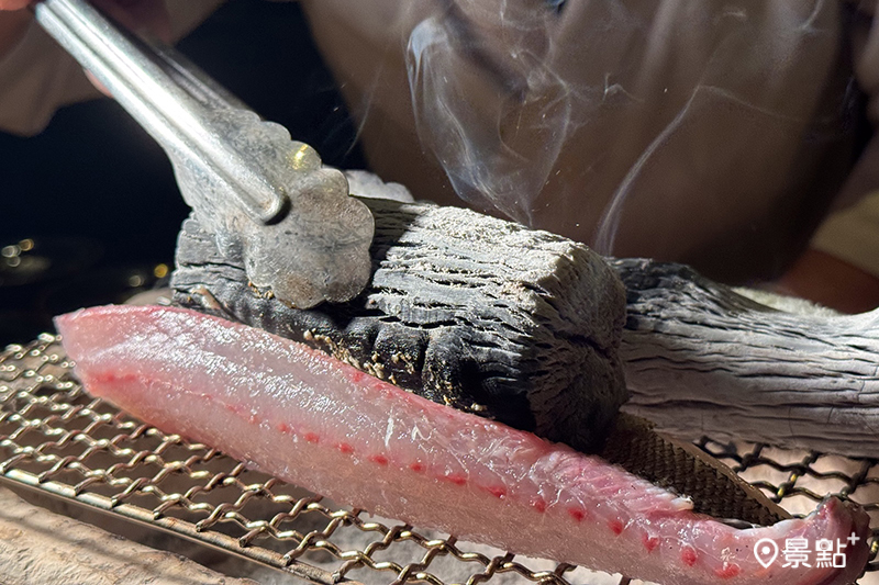 夏季肥嫩的黃雞魚（伊佐木魚），劃花刀淺炙後搭配焙煎胡麻，香氣十足。