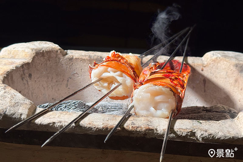 「龍蝦味噌燒」以淺炙手法保留蝦肉鮮嫩，主廚還會以蝦殼薰出香氣。
